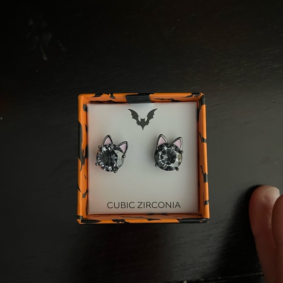 NIB Bella Jack Stud Earrings Hematite Tone Cat Head Black Cubic Zirconia Accent - Picture 7 of 7